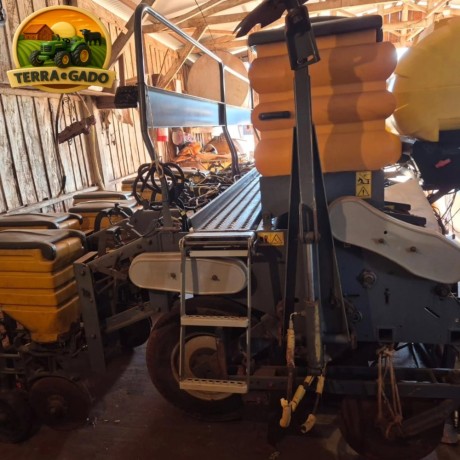 plantadeira-valtra-bp-905-m-ano-2012-09x45-08x50-com-pulverizador-de-sulco-pro-solus-big-1